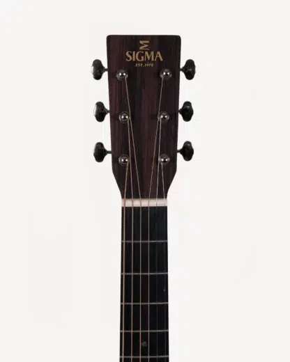 Hovedet på Sigma 000M-18 western guitar