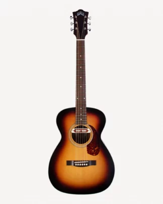 Guild M-240E Troubadour western guitar i vintage sunburst.