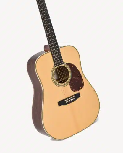 Sigma DT-28H western guitar vist i nærbillede