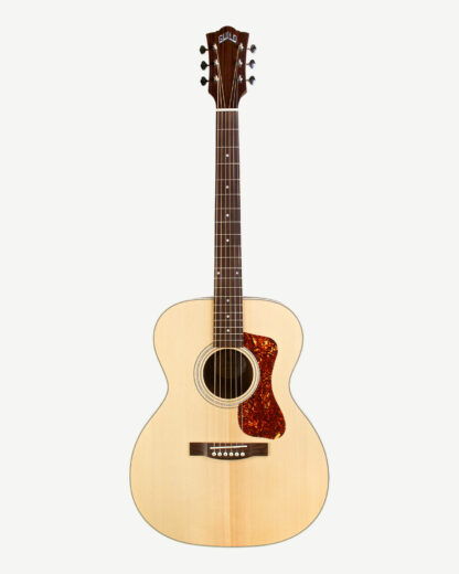 Guild OM-240E western guitar med indbygget pickup i farven Natural