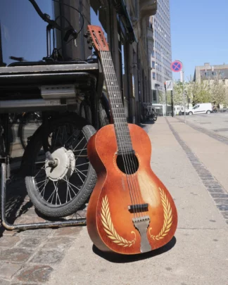 Brugt Reuben Cox Rubber Bridge Guitar vist i fuld størrelse så krop, haæs pg hoved er synlig