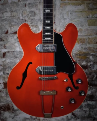 Nærbillede af kroppen på Gibson ES-330. Så krop med f-huller, pickups og kontroller er synlige